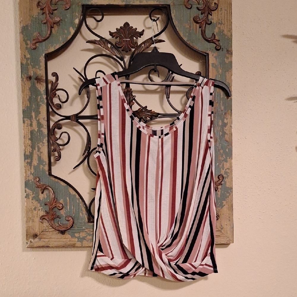 🔥🔥CLEARANCE ITEM🔥🔥Ruffled Pink and White Tie Front Tank Top. Size MEDIUM